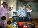5b Peggy und Simone überraschen die Kinder mit Lerntafeln